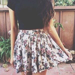 🌷 Floral Brandy Melville Skirt